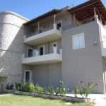 εξωτερικός ελαιοχρωματισμός οικίας, θέση Ακράτα